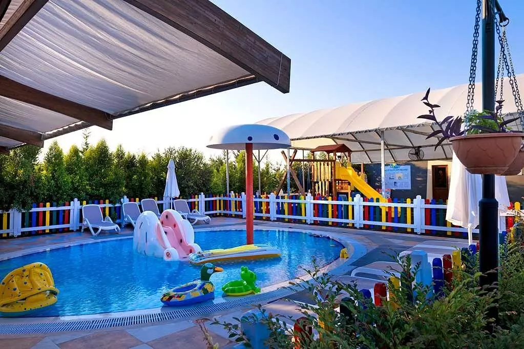 زمین بازی هتل آدالیا الیت آنتالیا